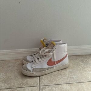 Nike Women's Blazer Mid 77 Shoes